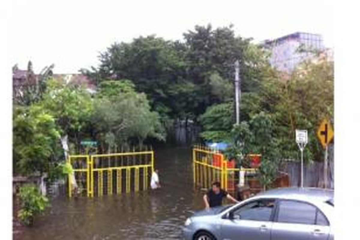 Banjir masih belum surut di wilayah Grogol, Jakarta Barat. Gambar diambil pada Rabu (11/2/2015).