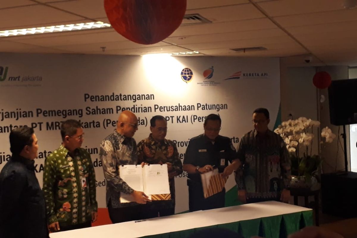 Penandatanganan pembentukan perusahaan patungan antara Kementerian BUMN dan Pemprov DKI Jakarta di Jakarta, Jumat (10/1/2020).