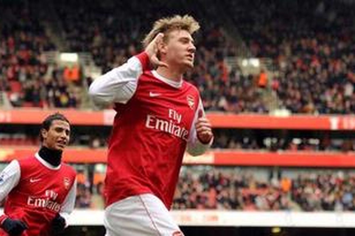 Penyerang Arsenal, Nicklas Bendtner, merayakan tembakannya yang salah diantisipasi bek Huddersfield, Peter Clarke, sehingga membuahkan gol, dalam pertandingan putaran keempat Piala FA, Minggu (30/1/2011).