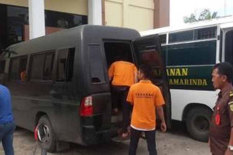 Tahanan digiring ke mobil rutan usai sidang di Pengadilan Negeri Samarinda, Selasa (15/12/2015). 

