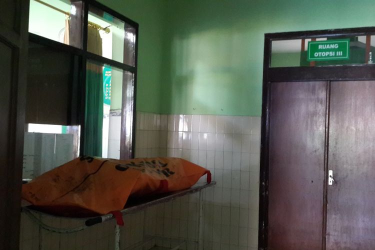 Mayat PA yang diduga korban pembunuhan oleh oknum TNI di Kamar Mayat Rumah Sakit Saiful Anwar Kota Malang, Selasa (29/5/2018)