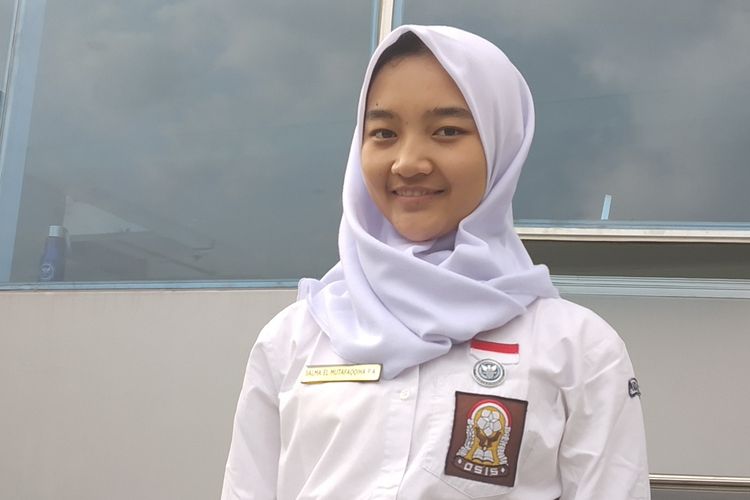 Salma El Mutafaqqiha Putri Achzaabi (16), siswi SMA Pradita Dirgantara Boyolali, Jawa Tengah menjadi wakil Jateng sebagai petugas pembawa baki pada detik-detik Proklamasi HUT ke-74 RI di Istana Negara Jakarta, Senin (26/8/2019).