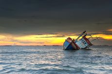 Indonesian Tugboat Wrecked, 10 Man Crew Survives