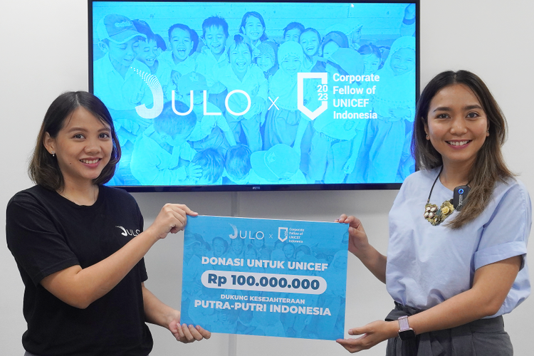 Annisa Primalia Nanda, Corporate Partnerships Manager Unicef Indonesia (kanan) memberikan penyerahan piagam tanda terima kasih untuk donasi secara simbolik kepada Mikhal Anindita, Head of Marketing Julo (kiri).

Julo Teknologi Finansial memberikan donasi untuk kesejahteraan anak-anak Indonesia sebesar Rp 100 juta mrlalui Unicef bertepatan dengan peringatan Hari Pendidikan Nasional, 2 Mei 2023.
 