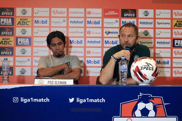Pelatih PSS, Dejan Antonic, dalam konferensi pers jelang menghadapi Persib Bandung, di Graha Persib, Sabtu (14/3/2020).