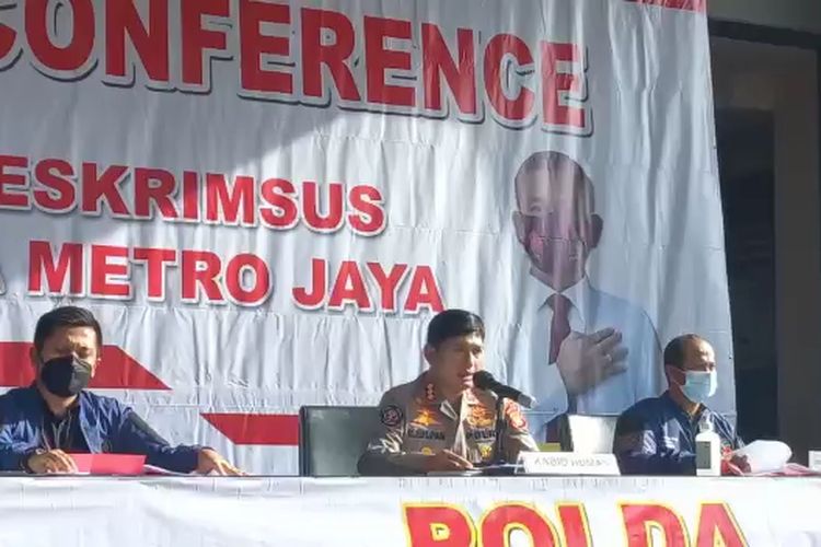 Kabid Humas Polda Metro Jaya Kombes Endra Zulpan (tengah) saat konferensi pers penangkapan artis sinetron berinisial CA terkait kasus prostitusi online, Senin (27/12/2021) di Mapolda Metro Jaya. 