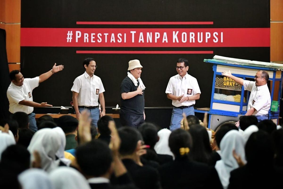 Mendikbud Nadiem Anwar Makarim bersama Menteri Pariwisata dan Ekonomi Kreatif Wishnutamaberperan sebagai siswa SMA, dan Menteri BUMN Erick Thohir berperan sebagai pedagang bakso dalam kampanye peringatan Hari Tanpa Korupsi di SMK Negeri 57, Jakarta, Senin (09/12/2019).