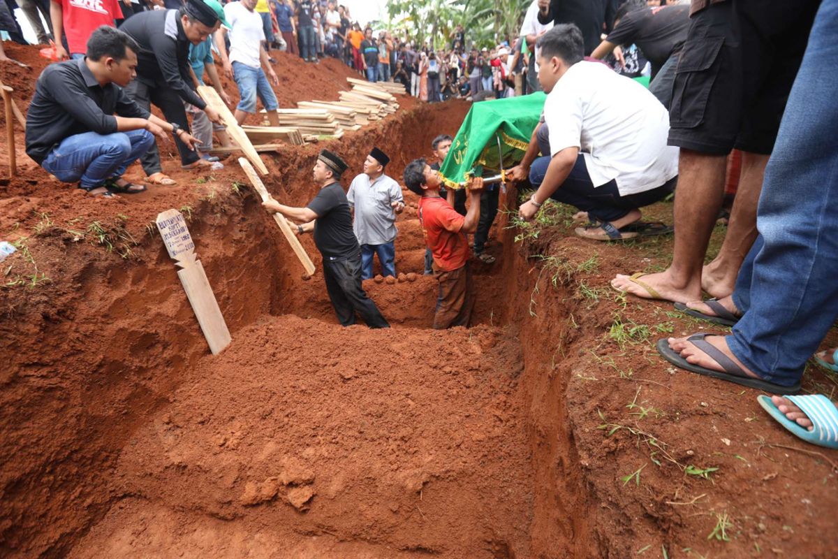 Sejumlah korban yang meninggal akibat kecelakaan di Subang tiba untuk di makamkan di Taman Pemakaman Umum Kelurahan Pisangan, Ciputat Tangerang Selatan, Banten  , Minggu (11/2/2018). Sebanyak 26 orang meninggal dunia dan 17 orang luka-luka akibat kecelakaan bus pariwisata di Tanjakan Emen, Subang, Jawa Barat pada Sabtu (10/02/2018).