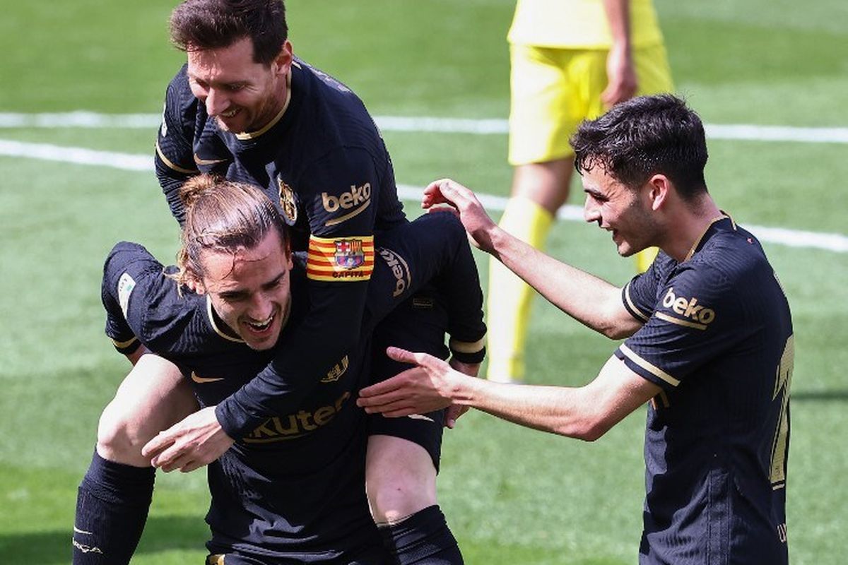 Penyerang Barcelona, Antoine Griezmann. merayakan golnya ke gawang Villarreal bersama Lionel Messi dan Pedri pada lanjutan laga Liga Spanyol, Minggu (25/4/2021) malam WIB.