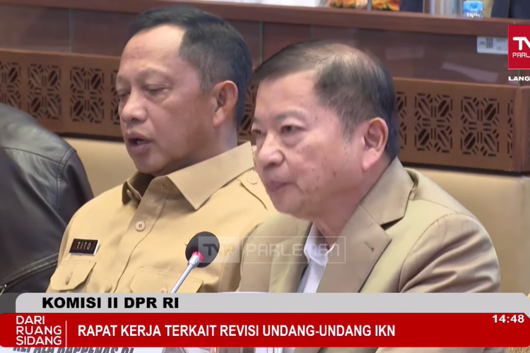Menteri PPN/Kepala Bappenas Suharso Monoarfa menyampaikan paparan terkait revisi RUU IKN di Ruang Rapat Komisi II DPR RI, Jakarta, Senin (21/8/2023).