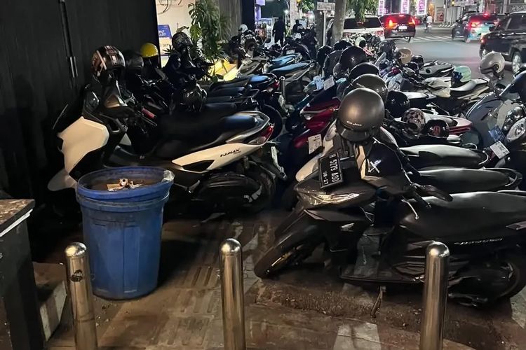 Parkir Liar di Jalan Gajah Mada Semarang Caplok Trotoar, Dishub Klaim Patroli Tiap Hari