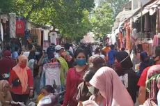 Pengunjung Pasar Jatinegara Masih Wajib Mengenakan Masker