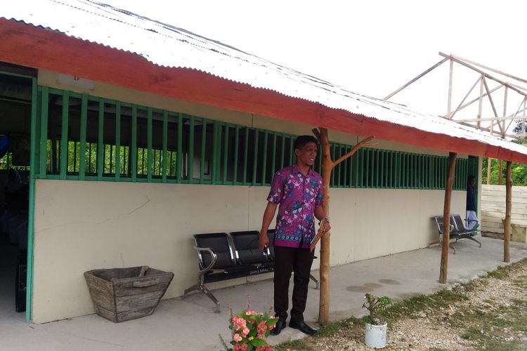 Salah satu guru SMA Negeri 9 Berau, Kalimantan Timur berdiri di depan dua kelas yang dibangun tidak permanen, Kamis (20/9/2018). Pembangunan ruang kelas tersebut merupakan hasil swadaya orangtua siswa dan dewan guru untuk menampung peserta didik baru yang jumlahnya terus bertambah.