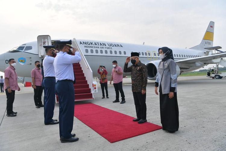 Wakil Presiden Ma'ruf Amin bersiap menaiki pesawat dari Bandara Soekarno-Hatta menuju Sulawesi Tenggara, Kamis (19/5/2022) pagi. Ma'ruf dijadwalkan melaksanakan kunjungan kerja di Sulawesi Temggara hingga Jumat (20/5/2022) besok.