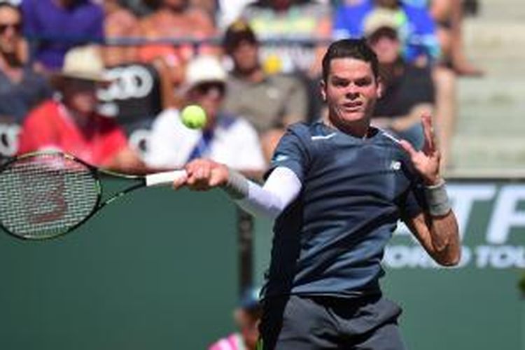 Petenis Kanada, Milos Raonic, mengembalikan pukulan petenis Spanyol, Rafael Nadal, pada babak perempat final BNP Paribas Terbuka di Indian Wells, Jumat (20/3/2015).