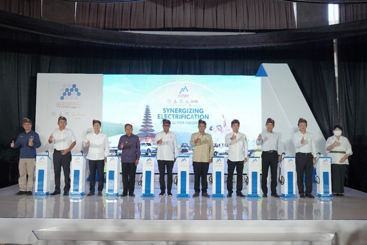 Gubernur Bali Wayan Koster (empat dari kiri), Menteri Perhubungan Budi Karya Sumadi, berserta BOD Toyota, Mitsubishi, Fuso, Nissan, dan Isuzu.