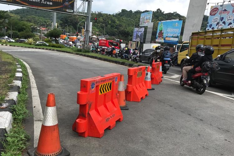 Simpang Tiga Bawen mengalami kemacetan karena penerapan one way di jalan tol.