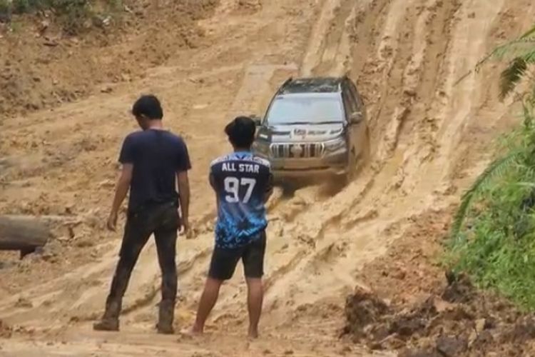 Iring – iringan mobil rombongan Wakil Bupati Mahakam Ulu, Yohanes Avun terjebak di lumpur saat meninjau jalan dari Long Bagun menuju Long Pahangai dan Long Apari pekan lalu. 