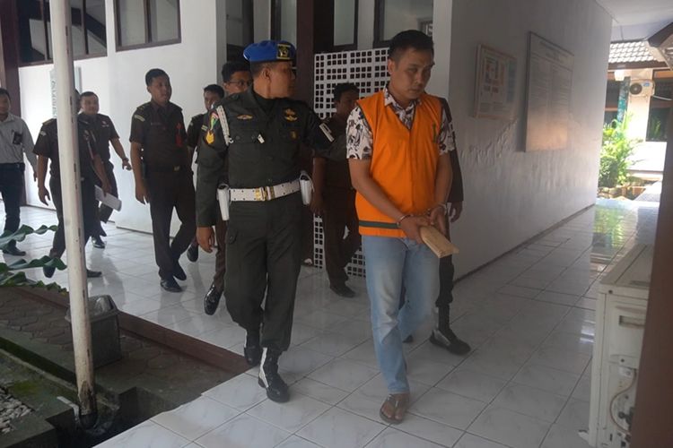 Tersangka penggelapan uang nasabah bank plat merah di Kabupaten Pacitan Jawa Timur (baju orange), dibawa ke ruang penyelidikan Kantor Kejaksaan Negeri Pacitan, Rabu (12/06/2024).