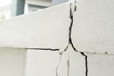 Cara Mudah Memperbaiki Dinding yang Retak 