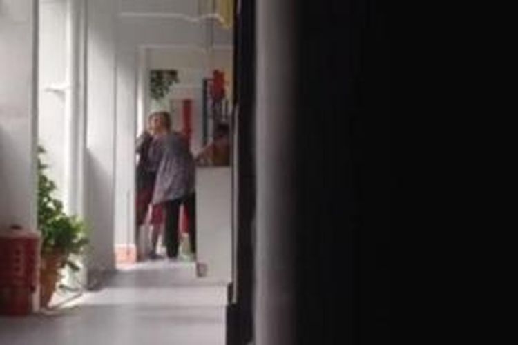 Terlihat si anak menampar Ibunya di video penamparan yang menggemparkan Singapura