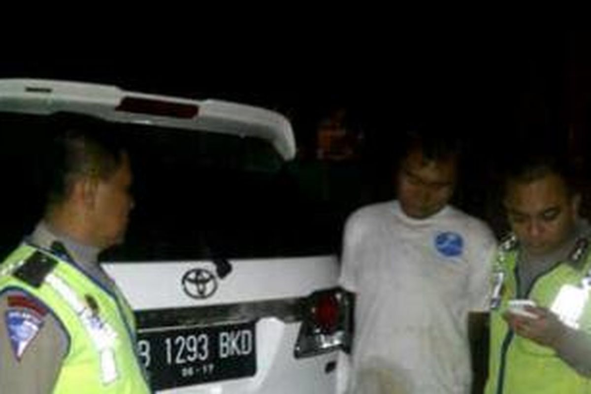 Petugas PJR Polda Metro mengamankan Toyota Fortuner diduga hasil pencurian di traffic light Cilandak, Sabtu (13/7/2013) malam.