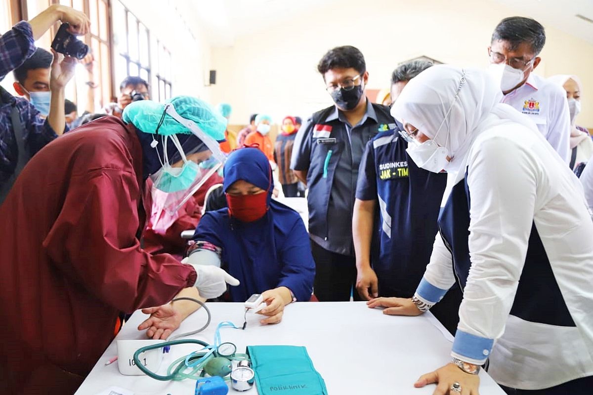 Menteri Ketenagakerjaan (Menaker) Ida Fauziah saat meninjau kegiatan vaksinasi Covid-19 bagi pekerja dan buruh di Gedung Serbaguna Kemnaker, Jakarta, Rabu (2/6/2021).