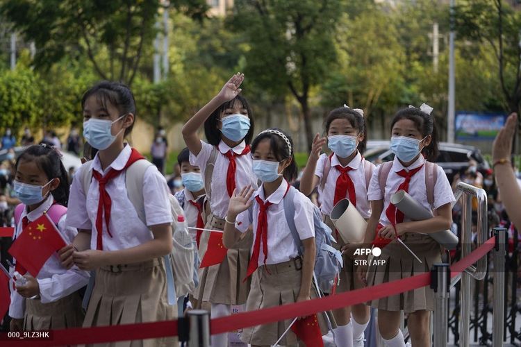 Murid-murid saat tiba pada hari pertama bersekolah di Wuhan, China, pada 1 September 2021.