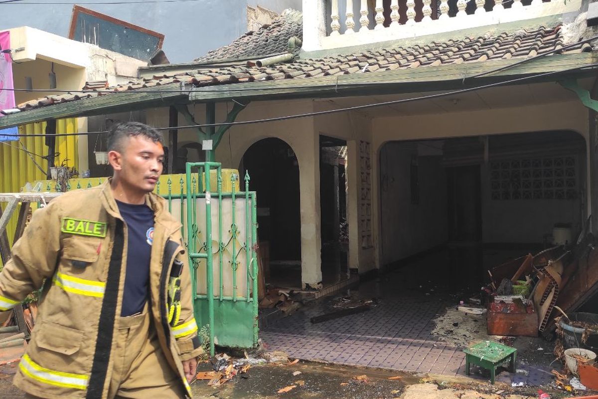 Penampakan rumah rumah di Jalan Peningkatan 1 nomor 34, Kelurahan Menteng Dalam, Tebet, Jakarta Selatan, terbakar pada Senin (12/6/2023) 