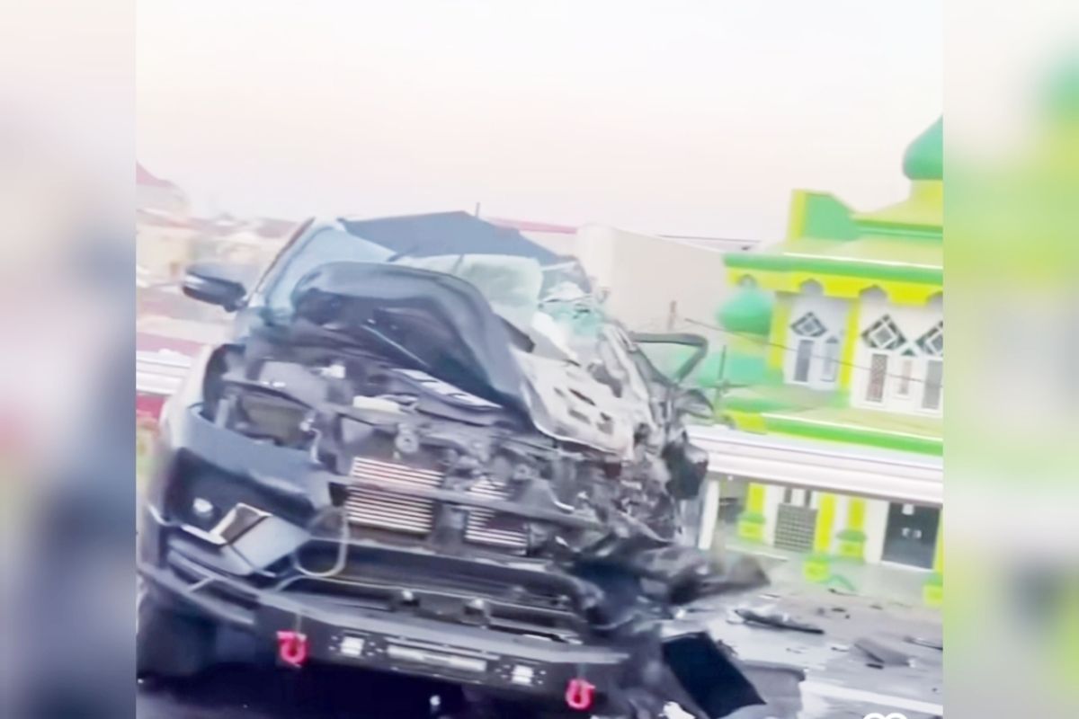Kondisi Mobil Toyota Fortuner hitam yang dikemudikan oleh IRT di Makassar usai mengalami kecelakaan di ruas Jalan Tol Reformasi KM 4, Kota Makassar, Sulawesi Selatan (Sulsel), pada Senin (24/7/2023) sekitar pukul 06:15 Wita, pagi.