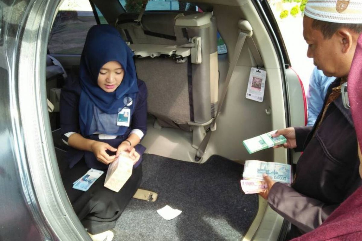 Warga menukarkan uang baru di depan halaman Islamic Center, Lhokseumawe baru-baru ini