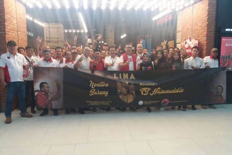 Dalam rangkaian peringatan Bulan Bung Karno, DPD Taruna Merah Putih (TMP) Jawa Barat menggelar acara nonton bareng film Lima di kawasan Jalan Aceh, Kota Bandung, Minggu (10/6/2018).