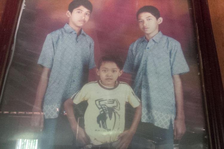Ganang Yudho Putra Duri (17 tahun, foto tengah), warga Desa Panunggalan, Kecamatan Pulokulon, Kabupaten Grobogan, Jawa Tengah ?sejak kecil perutnya membuncit.