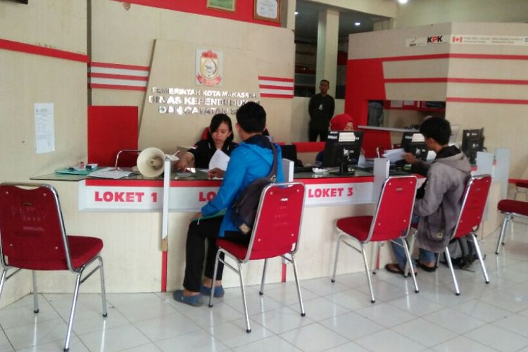 Ruang pelayanan kantor Dinas Kependudukan dan Catatan Sipil (Disdukcapil) Makassar. 