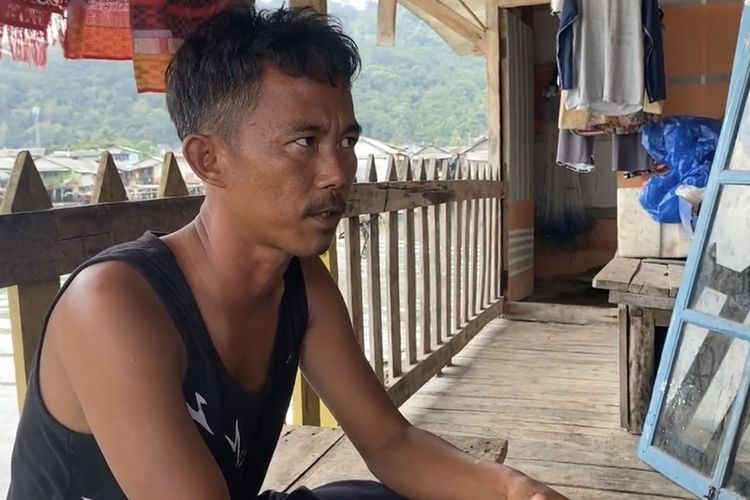 Nelayan di Pantai Karang Jaya, Umar Wazid kini mencari uang dengan live streaming tutorial mencari cacing laut, Minggu (24/9/2023).