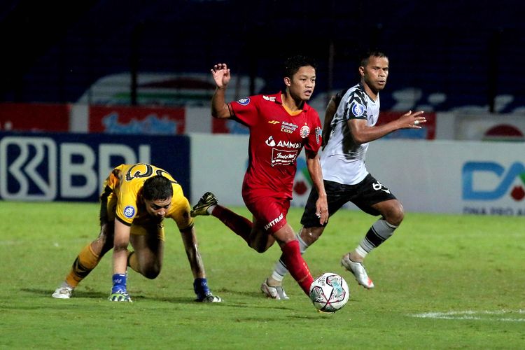 Pemain muda Persija Jakarta Ilham Rio Fahmi melewati penjaga gawang Persikabo 1973 pada pertandingan pekan ke-15 Liga 1 2021-2022 yang berakhir dengan skor 1-0 di Stadion Sultan Agung Bantul, Jumat (3/12/2021) malam.