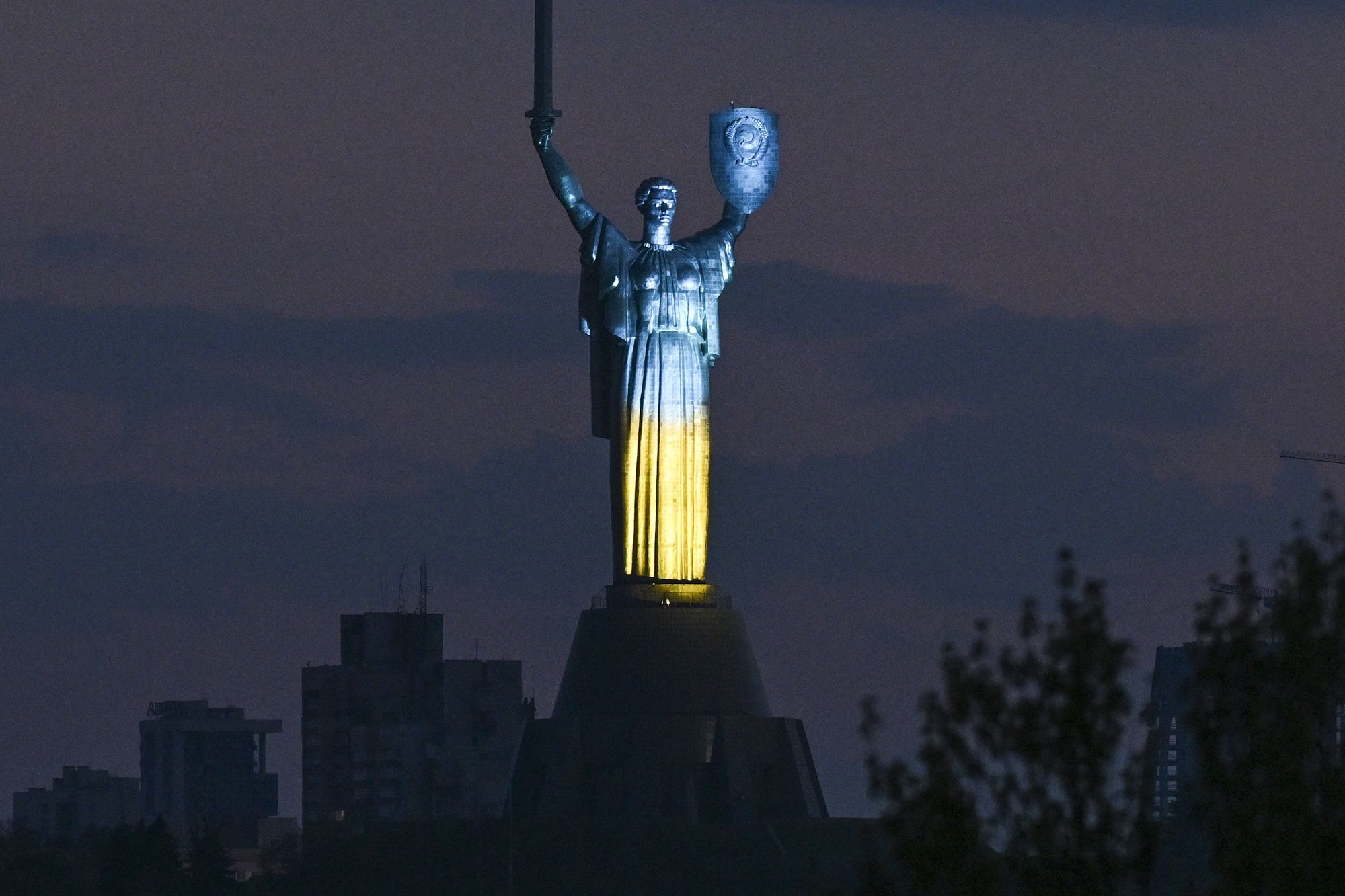 Ukraina Ganti Lambang Palu Arit Soviet di Patung Raksasa Kyiv dengan Logo Trisula Negara