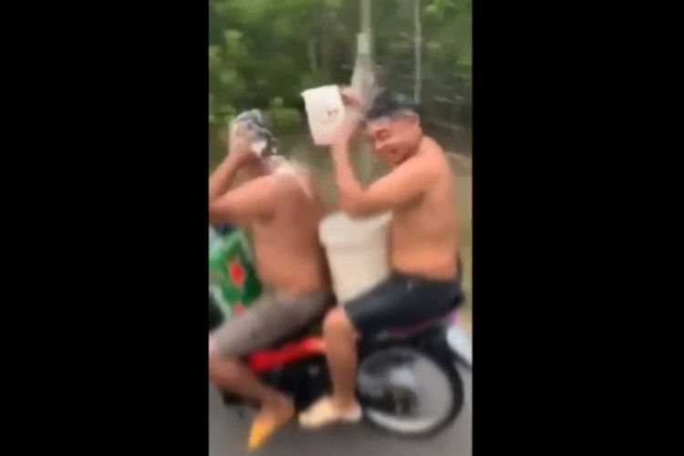 Potongan video yang viral memperlihatkan dua orang pria berkendara sambil mandi di Vietnam. Polisi berhasil melacak mereka, dan mendenda sebesar Rp 1 juta.