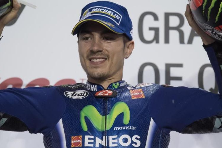 Pebalap Movistar Yamaha asal Spanyol, Maverick Vinales, merayakan kemenangannya pada balapan GP Qatar di Sirkuit Internasional Losail, Minggu (26/3/2017).