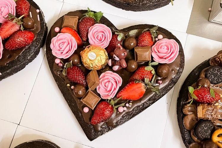 Fudgy brownies dari Daily Bites sebagai rekomendasi toko kue di Surabaya dengan hampers spesial Valentine.
