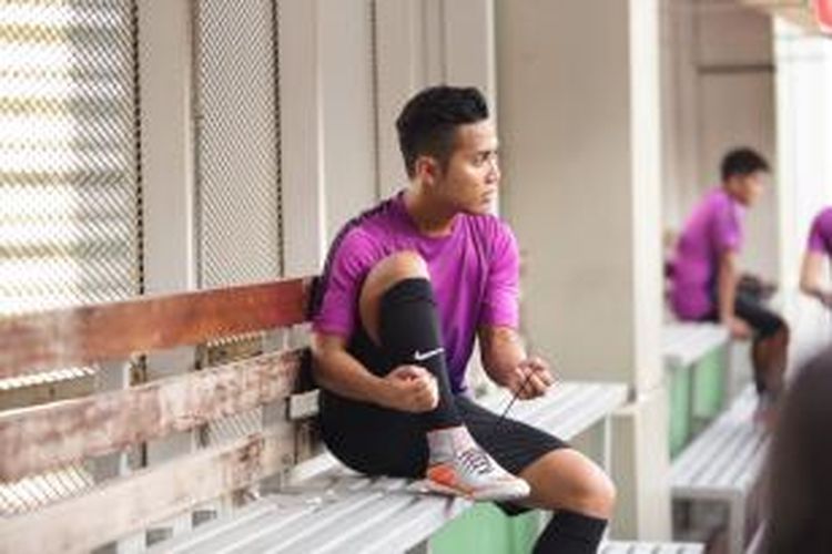 Striker tim nasional Singapura, Sahil Suhaimi, menjajal HypervenomX dalam permainan futsal dengan wartawan dari berbagai negara Asia Tenggara di Stadio Futsal, Singapura, Senin (29/6/2015) siang.
