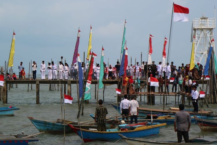 Masyarakat Kelurahan Senggarang, Kecamatan Tanjungpinang Kota, Kepulauan Riau bersama jajaran Polsek Tanjungpinang Kota dan Posmat TNI AL menggelar upacara bendera dalam rangka hari ulang tahun (HUT) Republik Indonesia ke-74, Sabtu (17/8/2019).