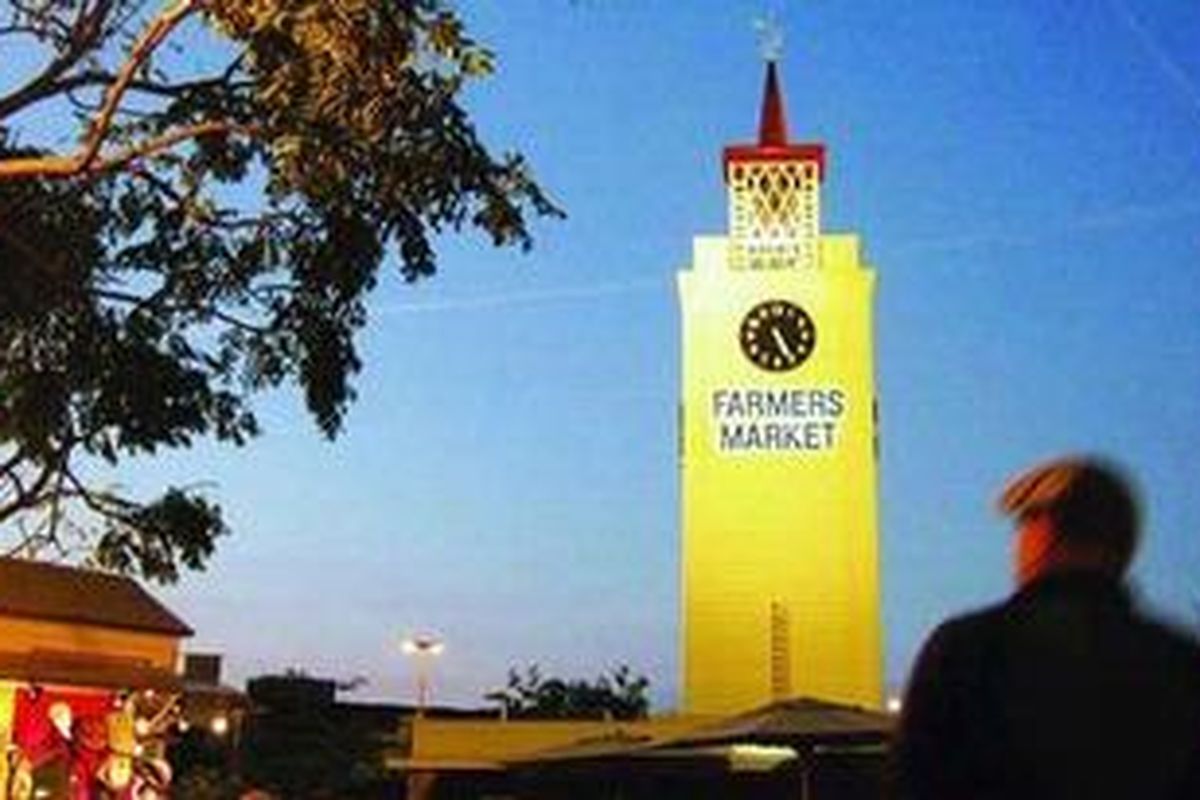 Suasana malam di Farmers Market. Jam besar menjadi ciri khas salah satu landmark kota Los Angeles ini.
