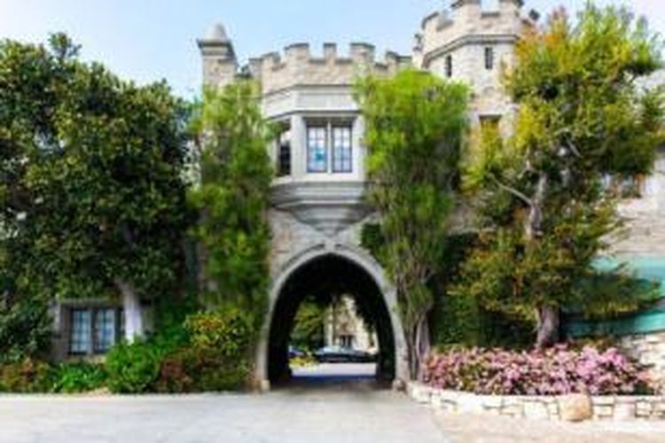 The Playboy Mansion, rumah milik pendiri majalah Playboy, Hugh Hefner, di Holmby Hills, Los Angeles, California .