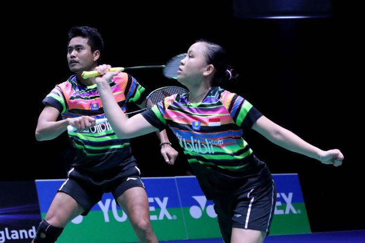 Pasangan ganda campuran Indonesia, Tontowi Ahmad/Winny Oktavina Kandow, bertanding pada laga babak pertama All England Open 2019 melawan rekan senegara mereka, Alfian Eko Prasetya/Marsheilla Gischa Islami, di Arena Birmingham, Inggris, Rabu (6/3/2019).