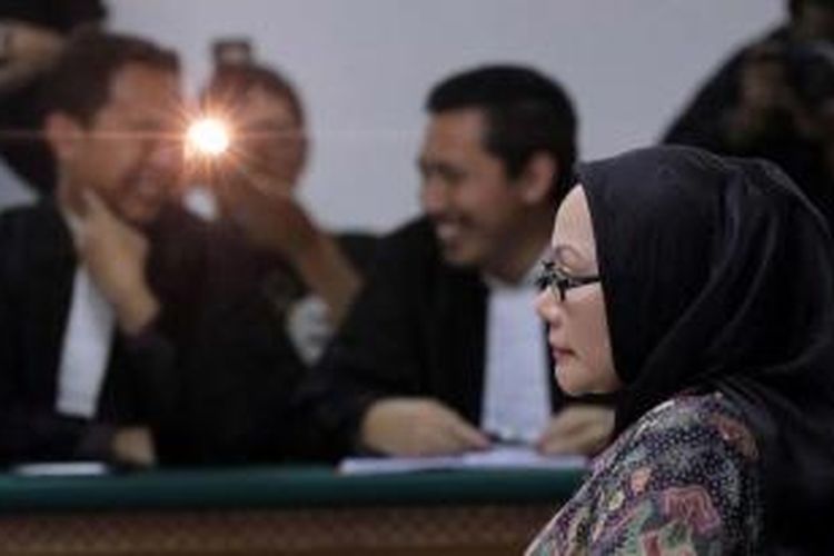 Gubernur Banten non aktif Atut Chosiyah menjalani sidang vonis di Pengadilan Tindak Pidana Korupsi, Jakarta, Senin (1/9/2014). Atut divonis 4 tahun penjara dengan denda Rp 200 juta subsider lima bulan karena terlibat dalam kasus dugaan suap sengketa pilkada Lebak di Mahkamah Konstitusi.