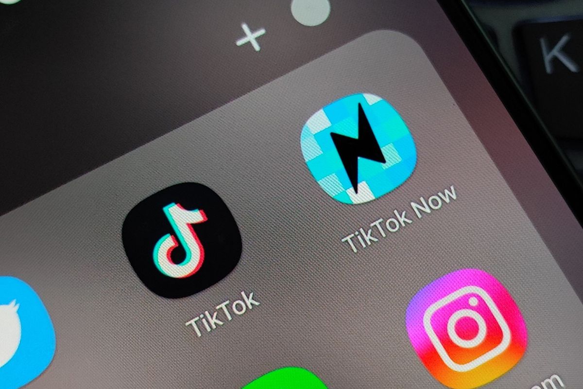 Ilustrasi aplikasi TikTok utama dan aplikasi TikTok Now.