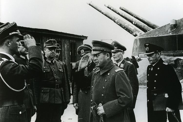 Atase Militer Jepang, Makoto Onodera, mengunjungi Benteng Fjell di Norwegia, pada masa Perang Dunia II. Di belakangnya adalah Letnan Kolonel Eberhard Freiherr von Zedlitz und Neukrich (Panglima Luftwaffe Field Regiment 502.) dan Jenderal Nikolaus von Falkenhorst (Panglima Militer Jerman di Norwegia).