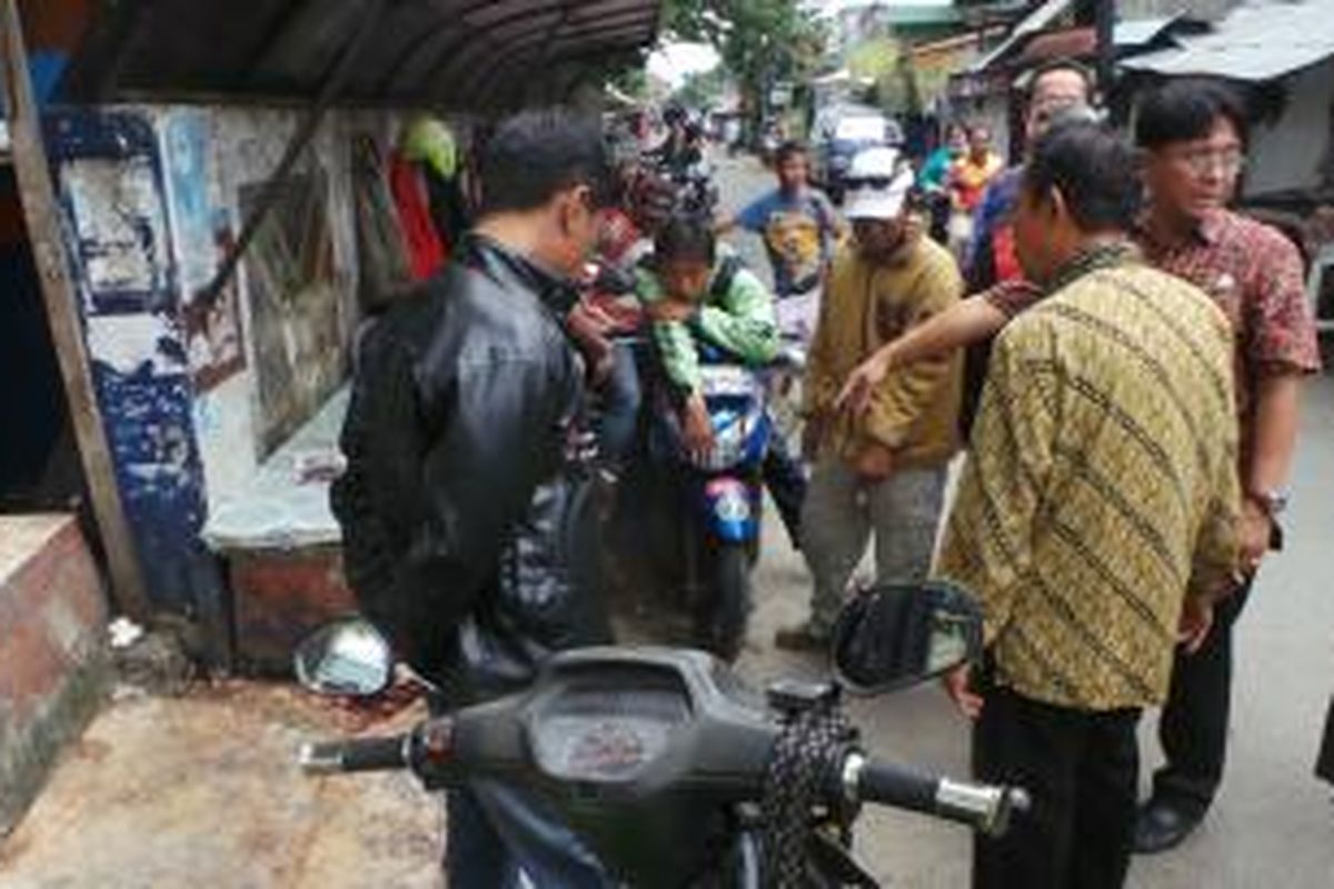 Tim dari Sudin PU Tata Air Jakarta Timur, pihak RS Budi Asih, bersama pihak Kelurahan Cawang melakukan pengecekan di sekitar saluran air di sekeliling RS Budi Asih, yang kerap banjir, Kamis (5/2/2015).