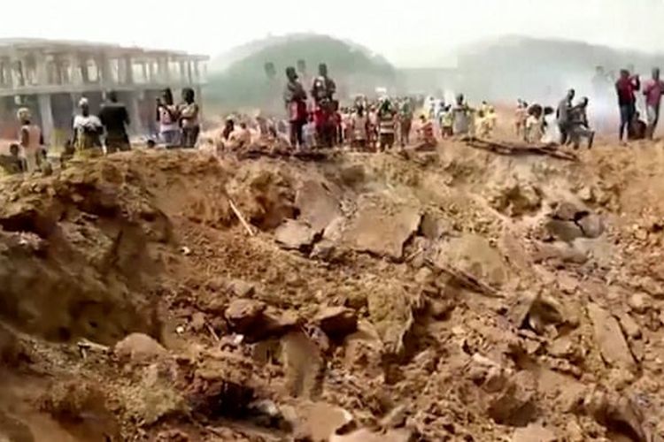 Tangkapan layar lubang yang terbentuk di Ghana barat setelah terjadi ledakan pada Kamis (20/1/2022) siang waktu setempat. Foto: 